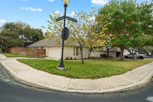 Foto del edificio - Elegant Corner Lot Home in Gated Canyon Sp...