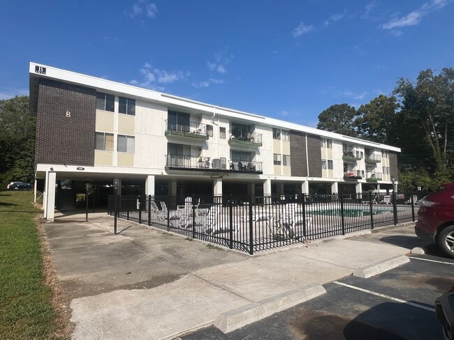 Foto del edificio - Emeralds Apartments