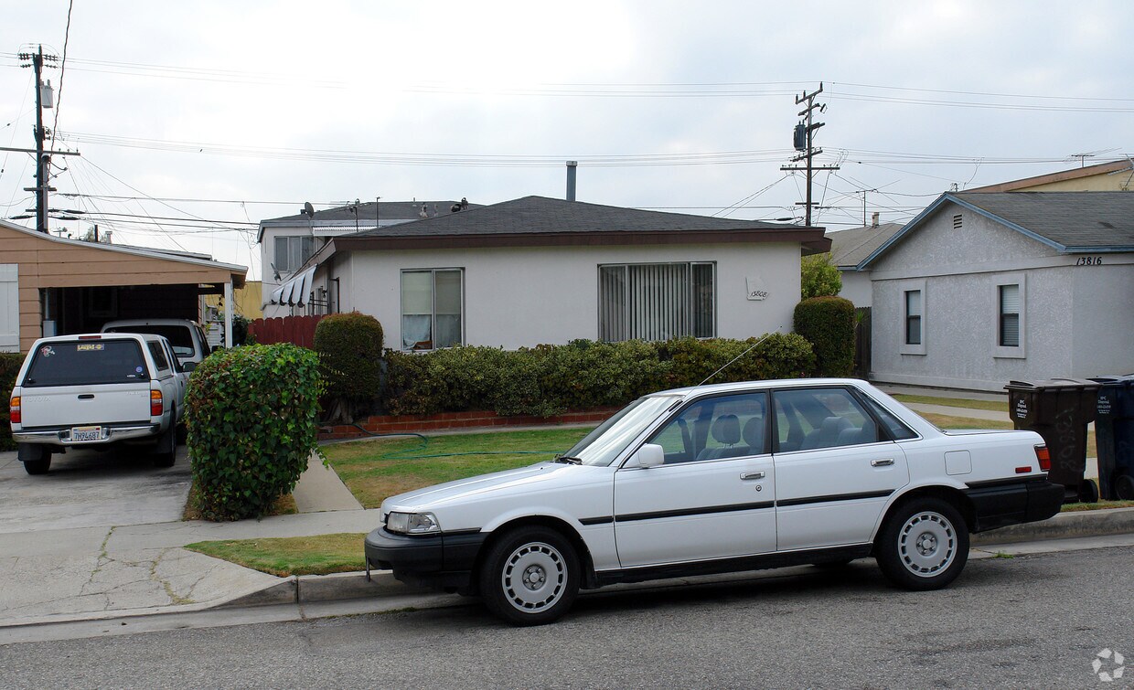 Building Photo - 13808 Hawthorne Way