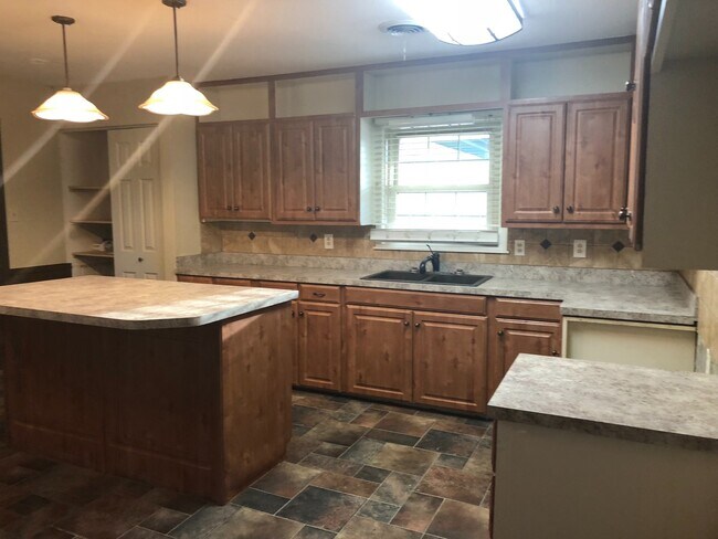 Building Photo - UPDATED  SOUTHWEST HOME 3/2/2