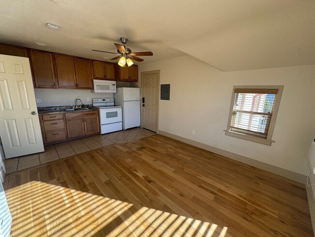 Building Photo - 902 W 11th St