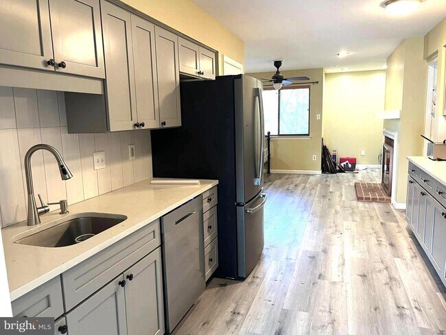 Foto del edificio - 204 Clover Hill Ct