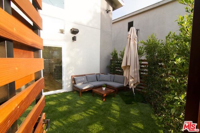 private patio/garden - 11827 Culver Blvd