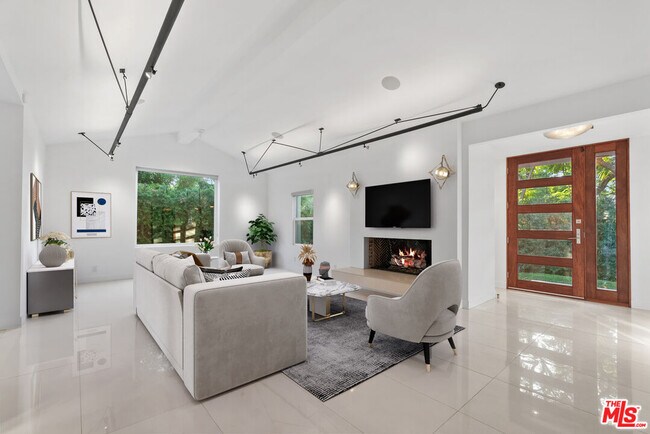 Foto del edificio - 800 N Crescent Heights Blvd