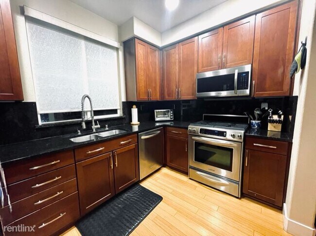 Foto del edificio - 2 br, 2.5 bath Townhome - 400 Washington Sq