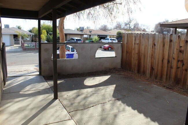 Building Photo - Updated 3 Bedroom 2 Bath House Close to Mu...
