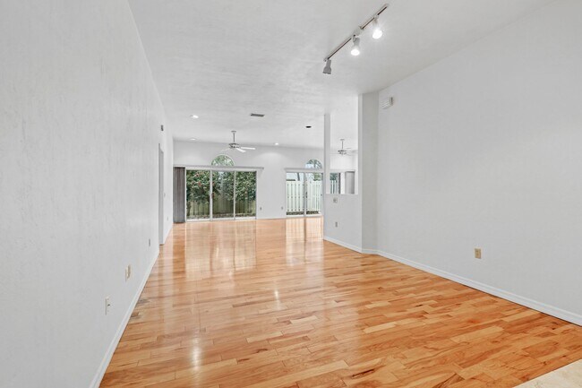 Building Photo - Three Bedroom Two Bath Home in NW Courtyards