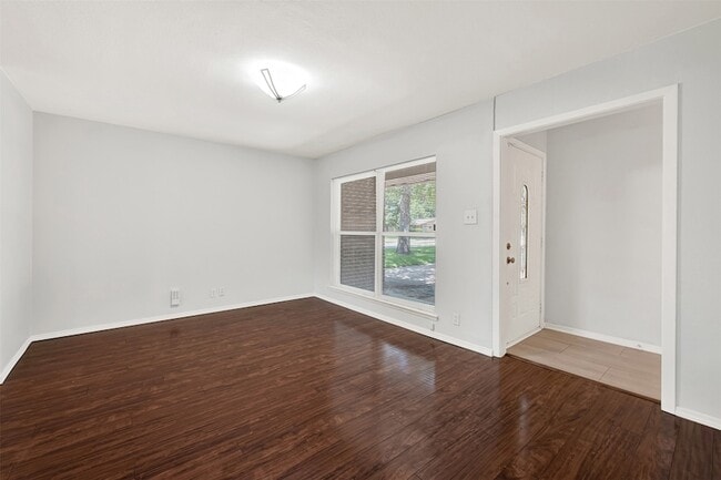 Building Photo - 819 Kingswood Ave