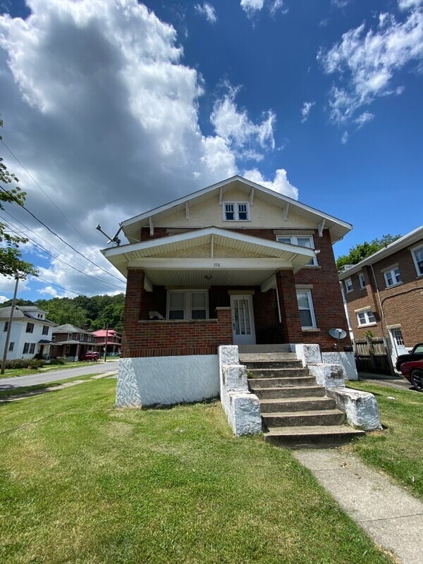 Building Photo - 916 College Ave