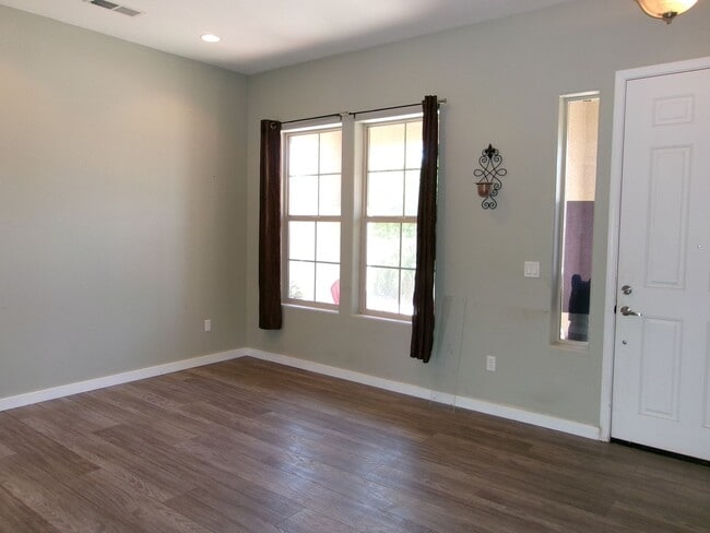 Foto del edificio - Spacious home located in gated community.
