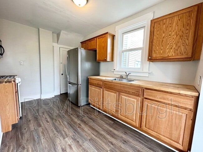 Building Photo - 922 Fordham Ave