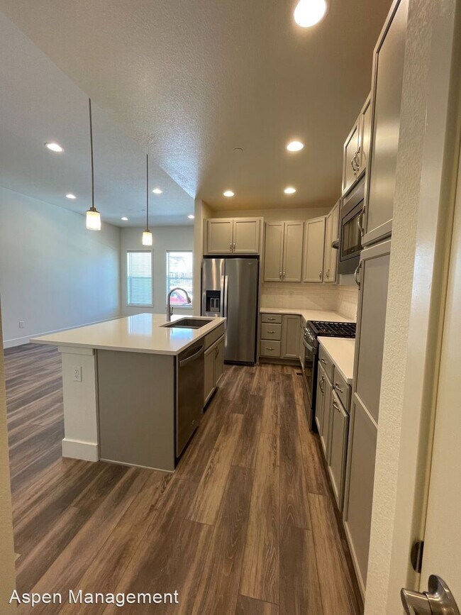 Building Photo - 3 br, 3.5 bath House - 2215 Village Green Way