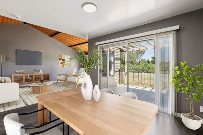 Building Photo - River-Front 3BR/2.5BA Townhouse – Steps to...