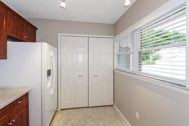 Foto del edificio - 825 Waterside Ln