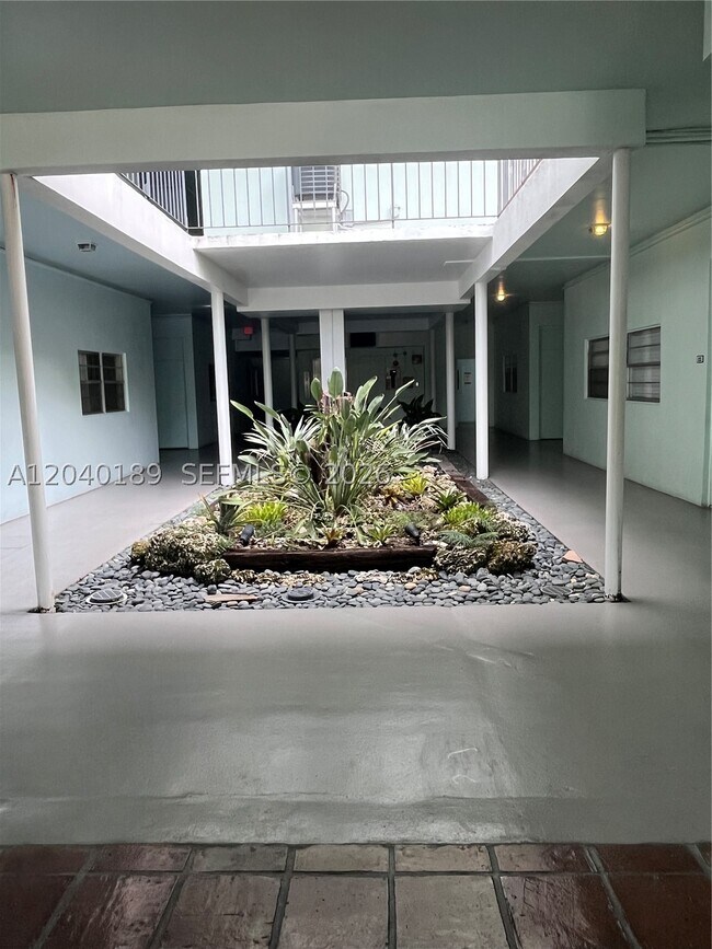 Foto del edificio - 2539 S Bayshore Dr