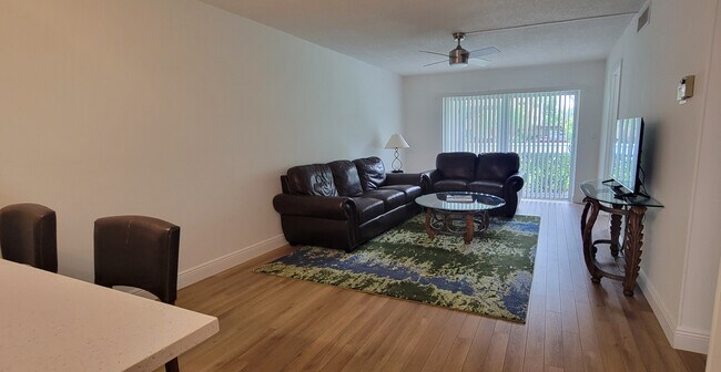 Building Photo - 207 Tropic Isle Dr