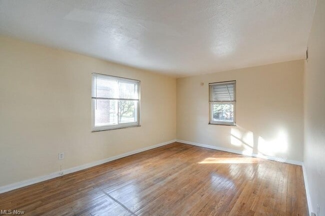 Building Photo - 275 E 200th St