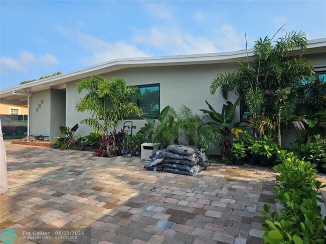 Building Photo - 1330 NE 41st Dr