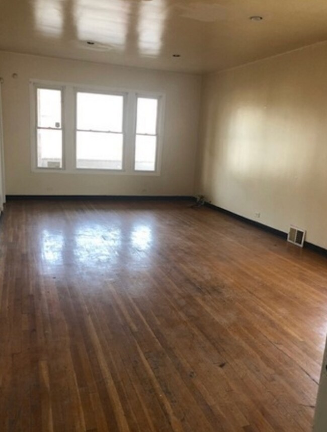 Foto del edificio - Spacious 4BR/1.5BA Chicago Home with Parki...