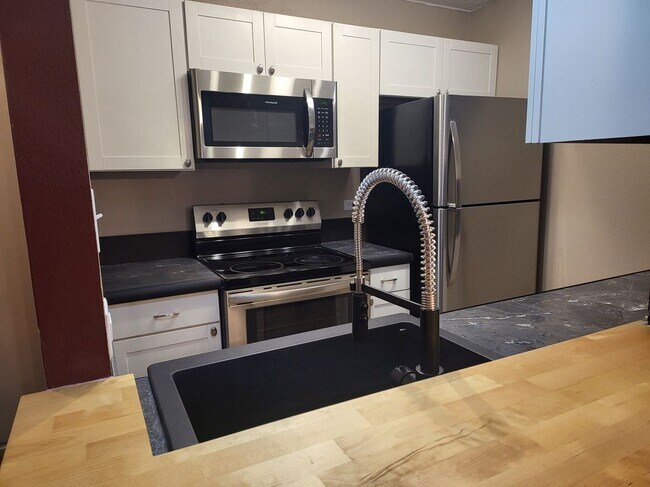 Foto del edificio - 8060 E Girard Ave