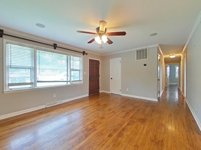 Foto del edificio - Three Bedroom Brick Ranch in National Hills!