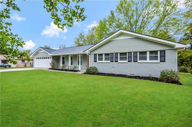 Building Photo - 2783 Skyland Dr SW