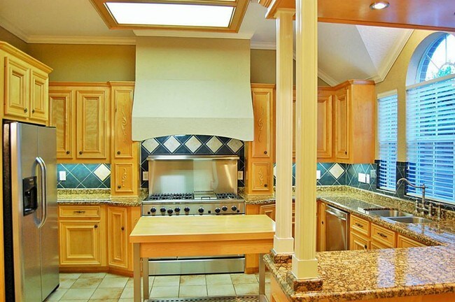 Building Photo - 322 Pine Creek Dr