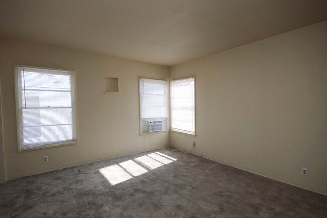 Building Photo - 102 N 1st St