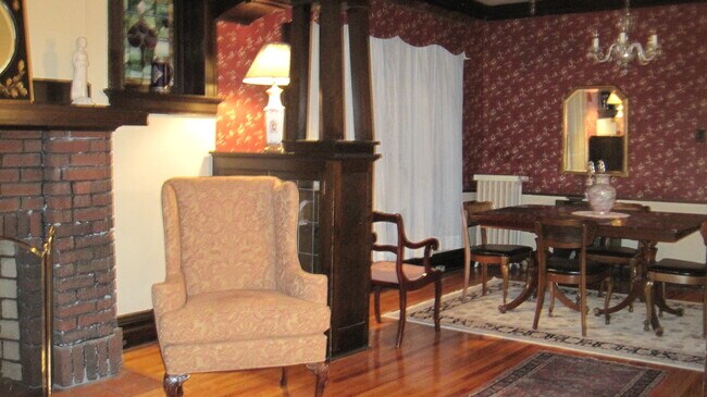 Sala de estar y comedor del primer piso - 6936 W Park Ave