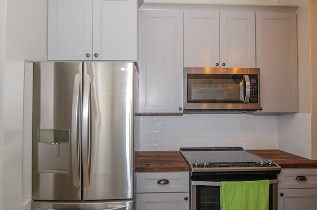 Building Photo - Melrose Landing Condo