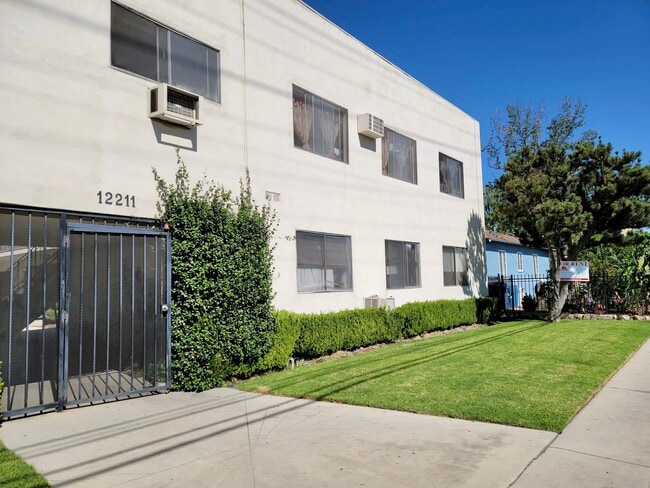 Building Photo - 12211 Vanowen St