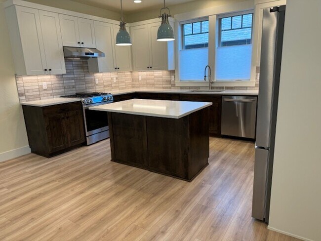 Foto del edificio - Work & Live in Super desirable North West Crossing. Unique 2 bedroom three three bath home. Profe...