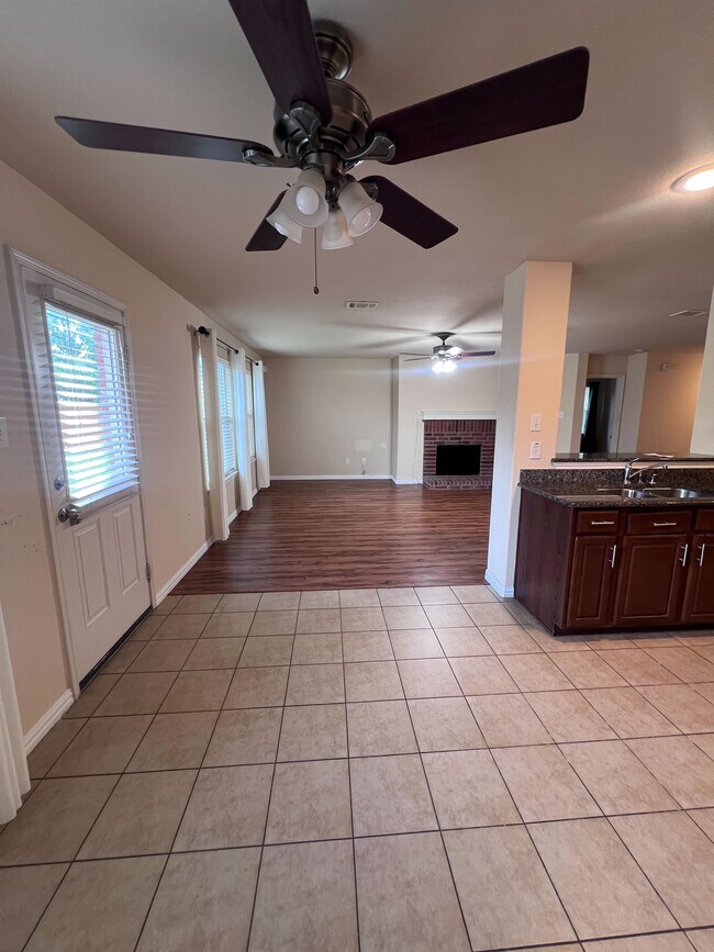 Foto del edificio - 10790 Midway Dr