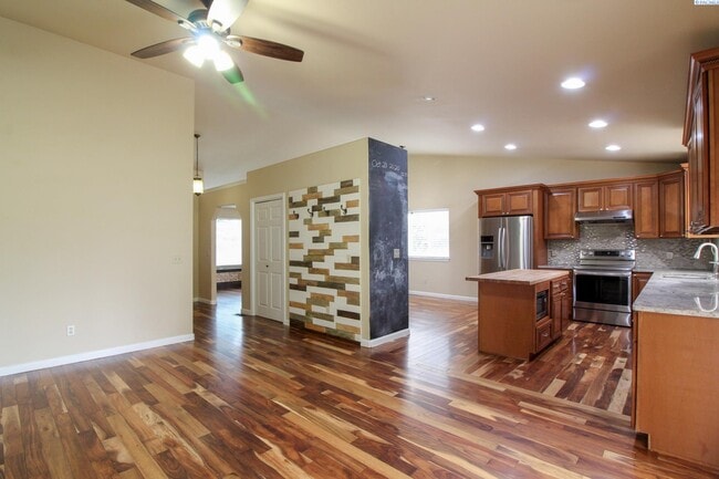 Building Photo - 3 Bed/2 Bath House in Southeast Kennewick