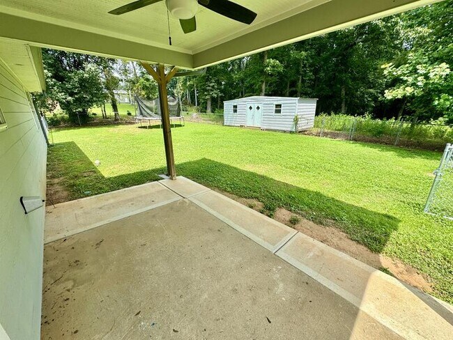 Foto del edificio - 2051 Snapping Shoals Rd