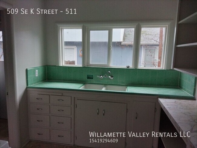 Building Photo - Newly renovated 2bdrm/1bath duplex in Gran...