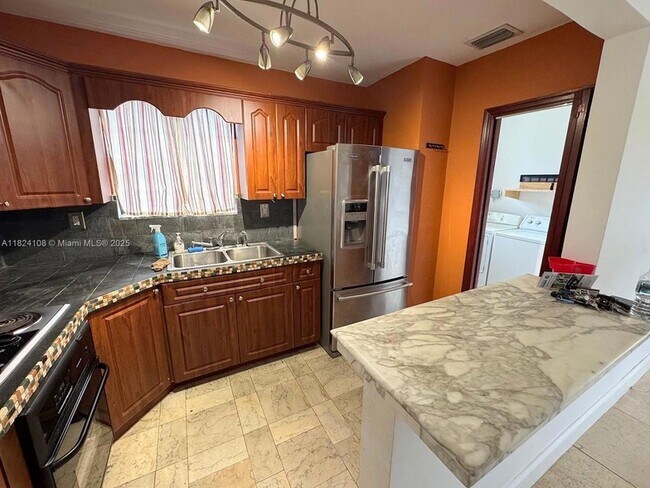 Foto del edificio - 8350 Taft St