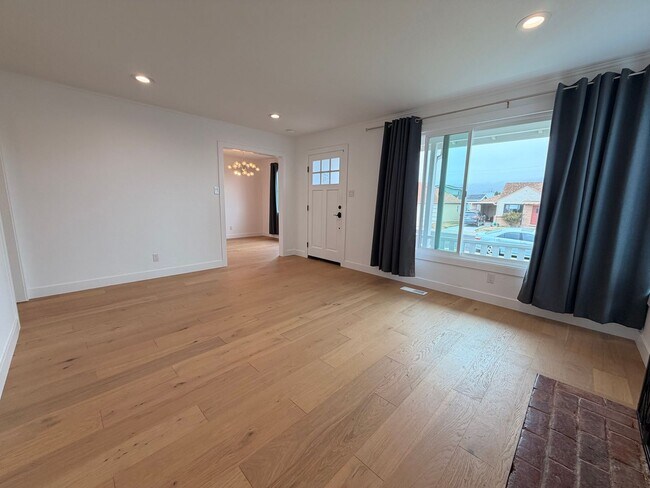Foto del edificio - Spacious 4 Bedroom/2Bathroom Home in South San Francisco!