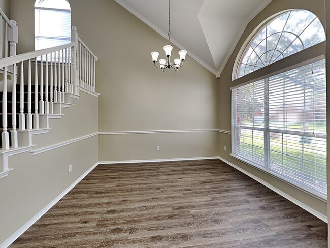 Foto del edificio - 5020 Lake Crest Dr