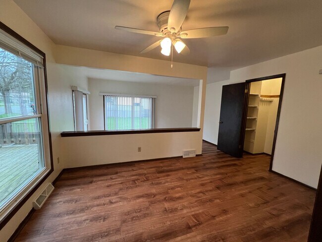 Building Photo - Easy commute to Downtown, West - 3 bedroom, 1.5 bath duplex with yard, garage