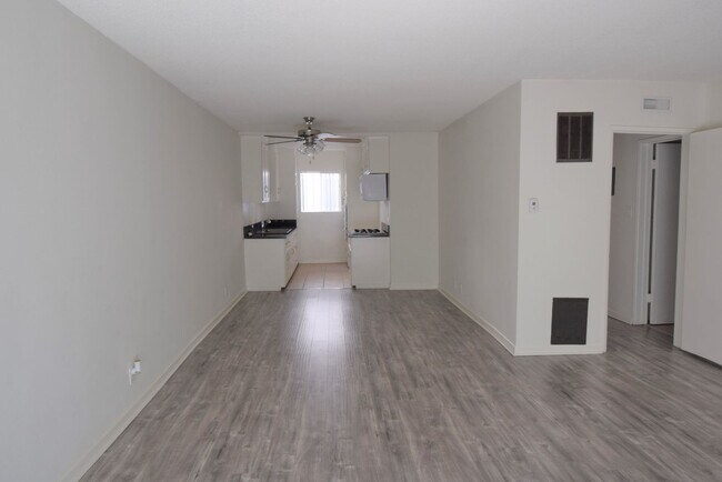Building Photo - 6512 Woodman Ave