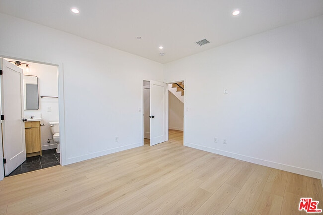 Foto del edificio - 11736 Gilmore St