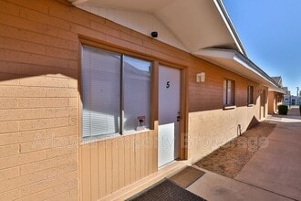 Building Photo - 1702 W Vogel Ave