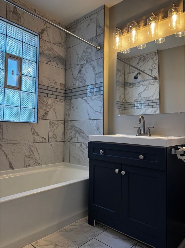 Building Photo - 4 Bedroom Beauty