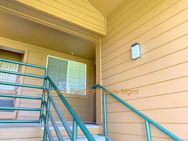 Building Photo - New Price ! Top Floor Corner Unit In Desir...