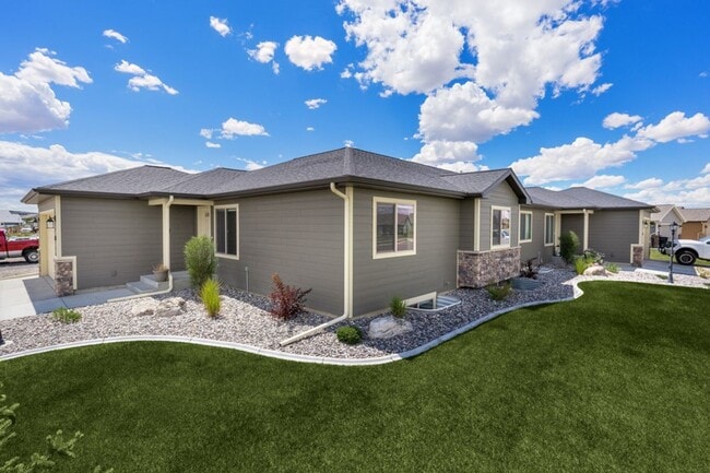 Building Photo - 4 Bedroom Townhome in River Pointe Subdivison