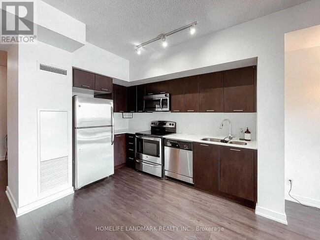 Photo du bâtiment - 2220 Lake Shore Blvd W