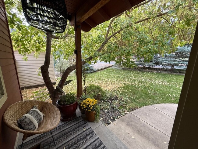 Building Photo - Charming 2 Bed with a Fenced Backyard