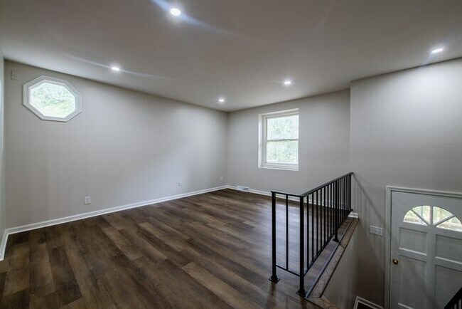 Building Photo - Newly remodeled 4/2