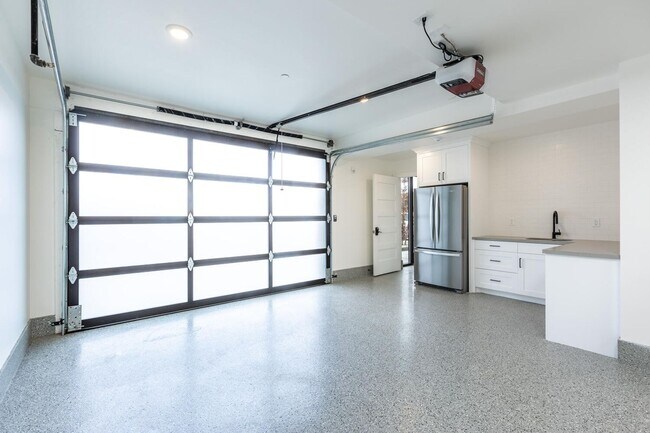 Foto del edificio - Striking large warehouse space to store al...